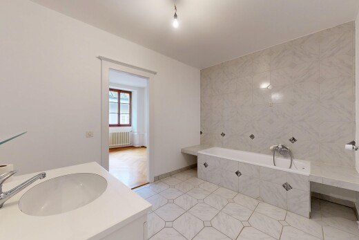 salle de bains avec salle de bain complète, lavabo (ou coiffeuse selon le contexte), lumière naturelle, natural light, et bain