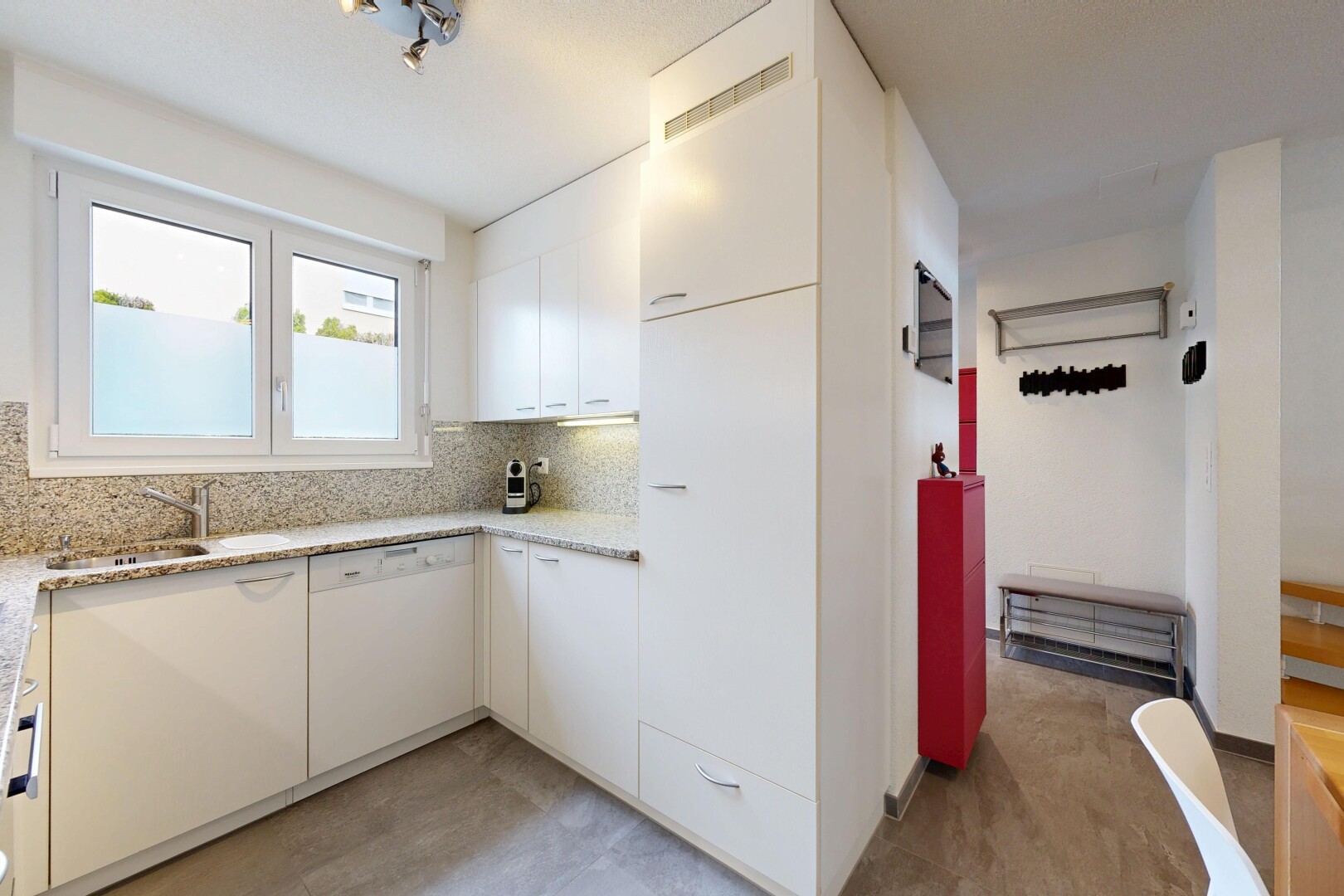 cuisine avec drywall, cloison sèche, light countertops, inside property, et évier