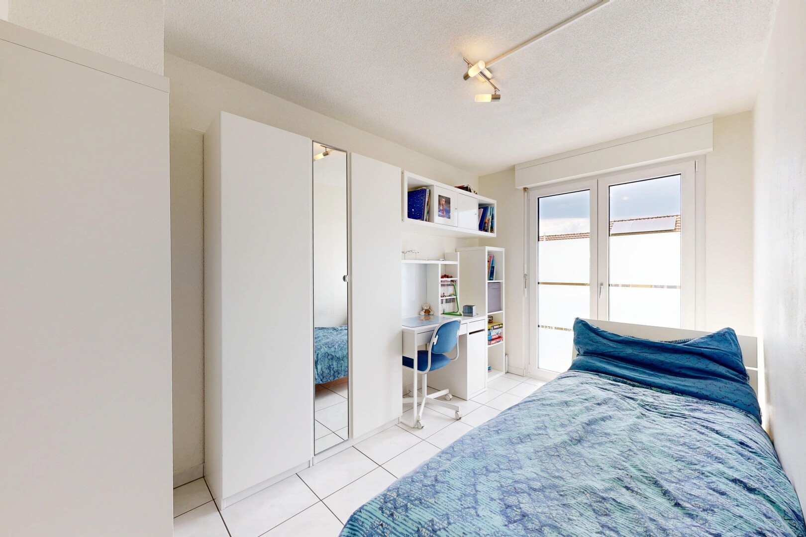 chambre avec espace bureau, cloison sèche, drywall, inside property, et light floor