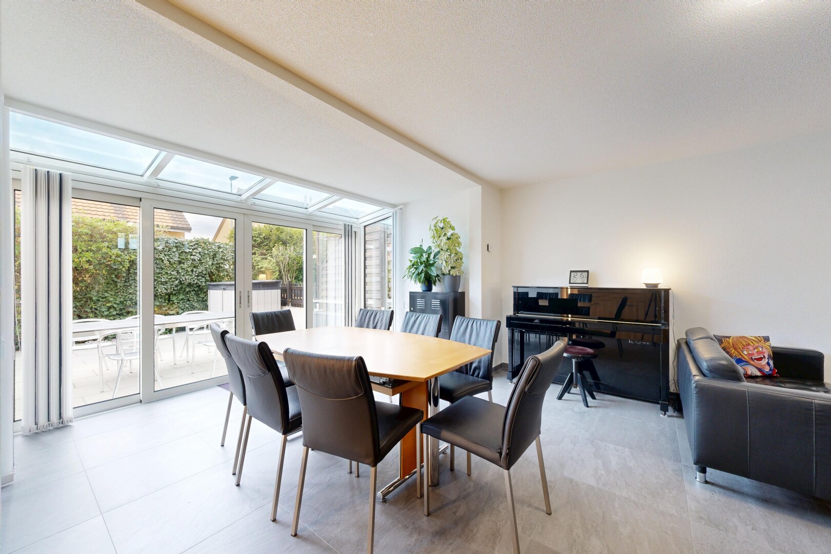salon / salle à manger avec inside property, lumière naturelle, natural light, cloison sèche, et drywall