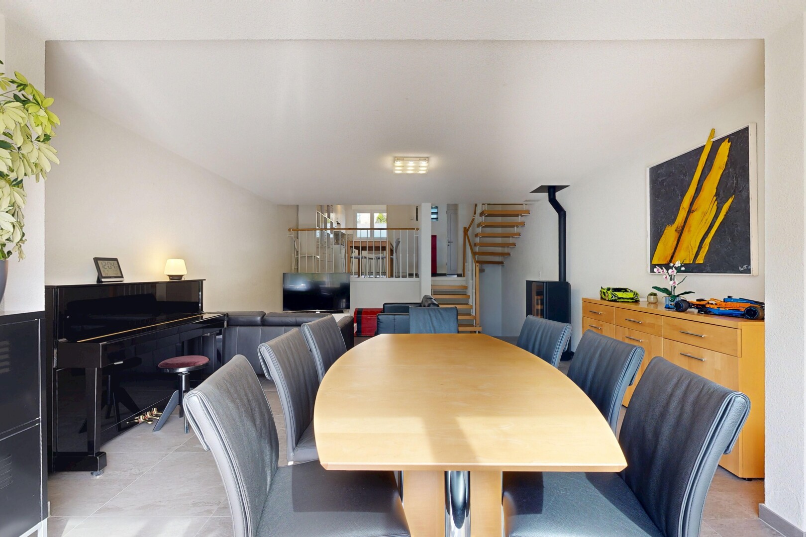 salle à manger avec escaliers, inside property, drywall, cloison sèche, et télévision