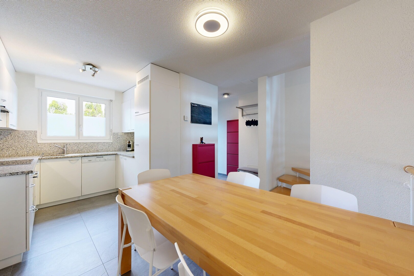 salle à manger avec light floor, lumière naturelle, natural light, inside property, et backsplash
