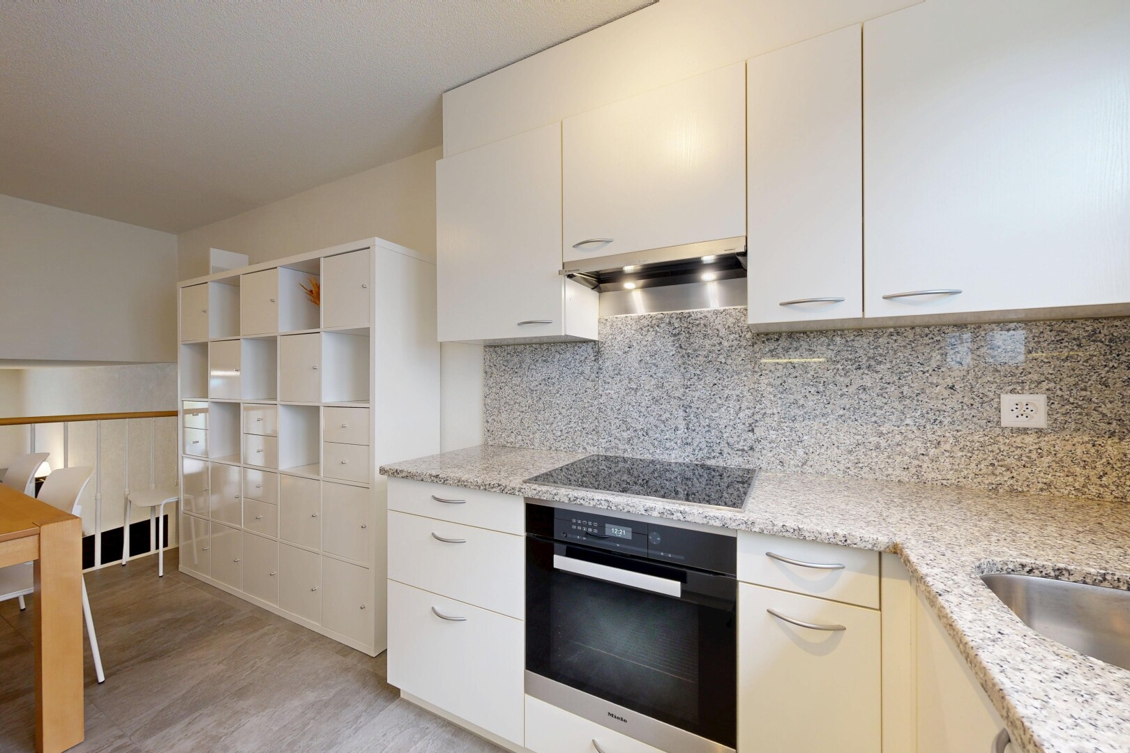 cuisine avec four, light countertops, plans de travail en pierre, stone countertops, et light floor