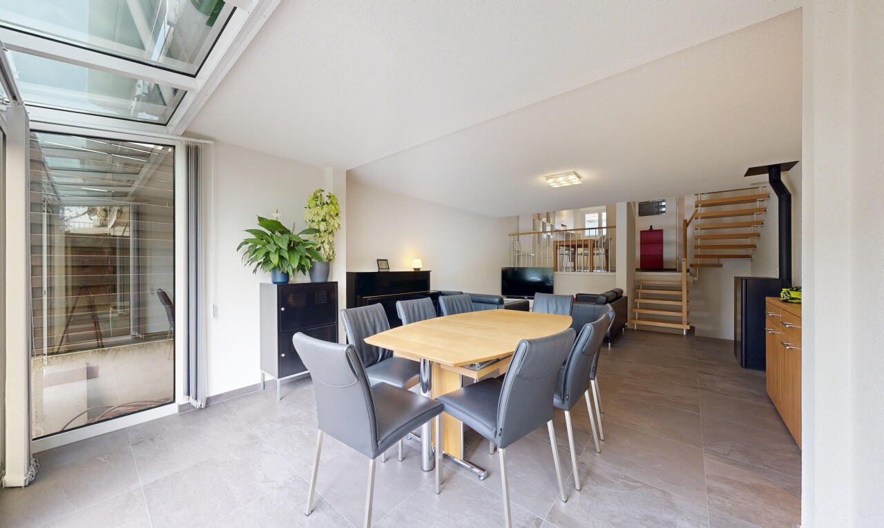 salle à manger avec escaliers, inside property, cloison sèche, drywall, et télévision