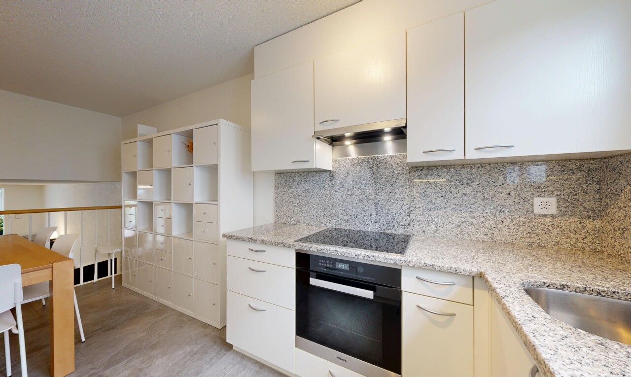 cuisine avec four, light countertops, plans de travail en pierre, stone countertops, et light floor