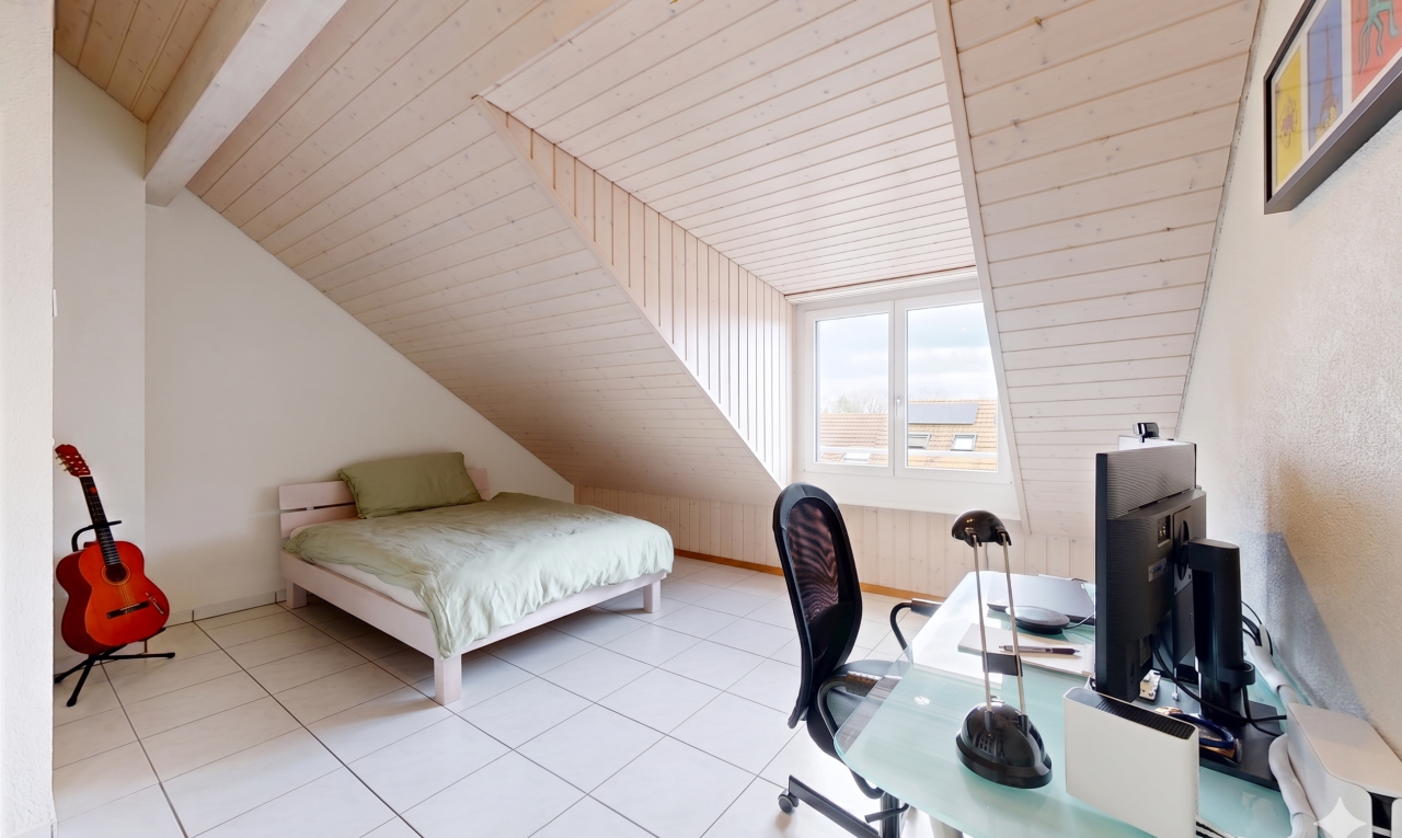 chambre avec plafond en bois, wood ceiling, plafond voûté, vaulted ceiling, et pièce supplémentaire