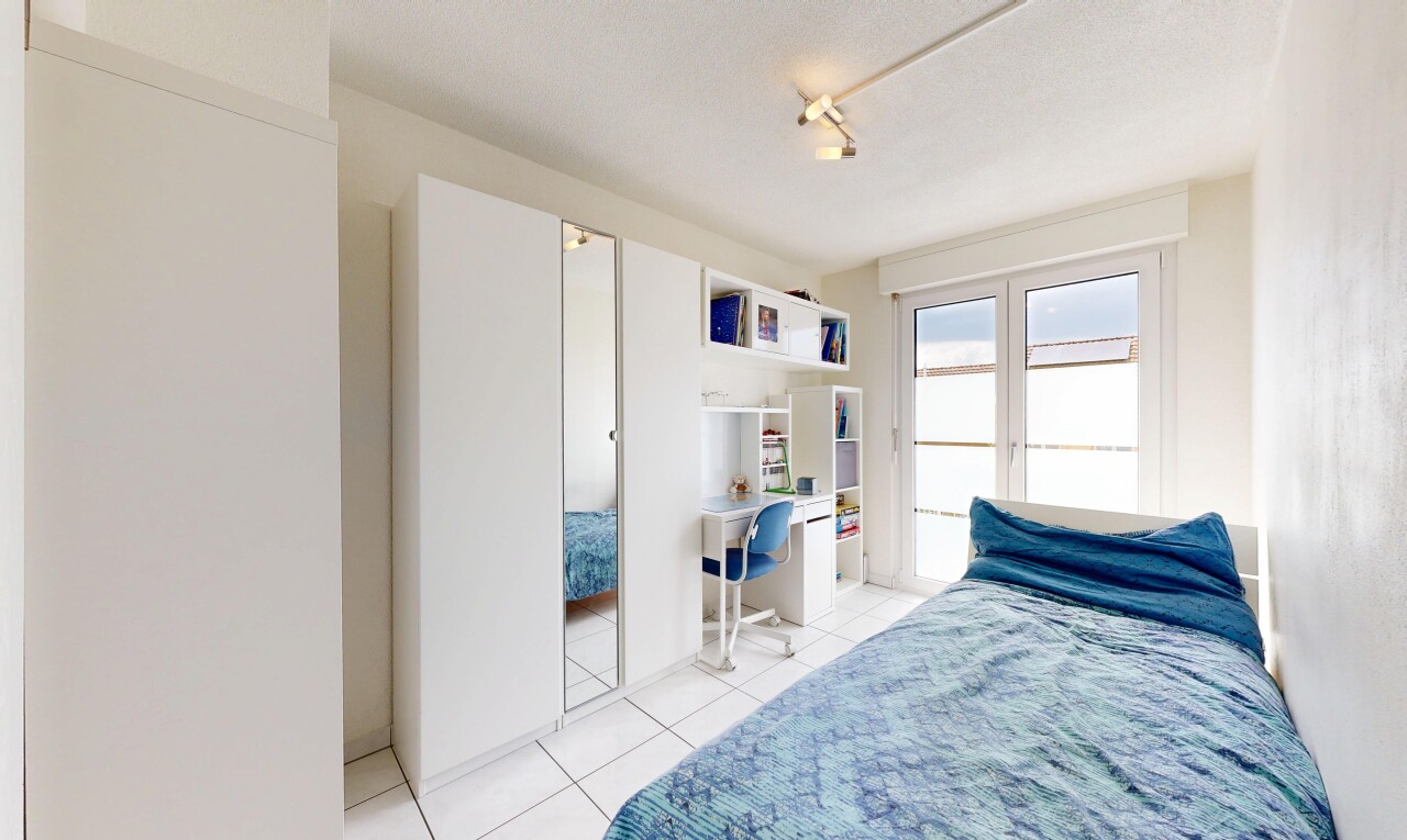chambre avec espace bureau, cloison sèche, drywall, inside property, et light floor