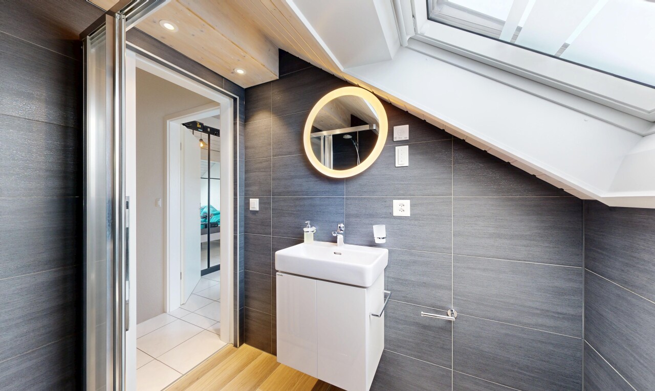 salle de bains avec mur en carrelage, tile wall, lavabo (ou coiffeuse selon le contexte), miroir, et inside property