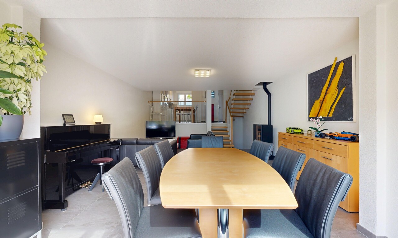 salle à manger avec escaliers, inside property, drywall, cloison sèche, et télévision