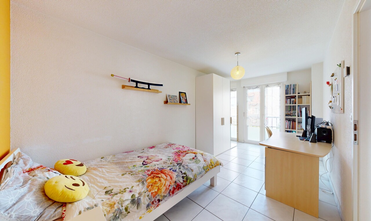 chambre avec lumière naturelle, natural light, inside property, sol en carrelage, et tile floor