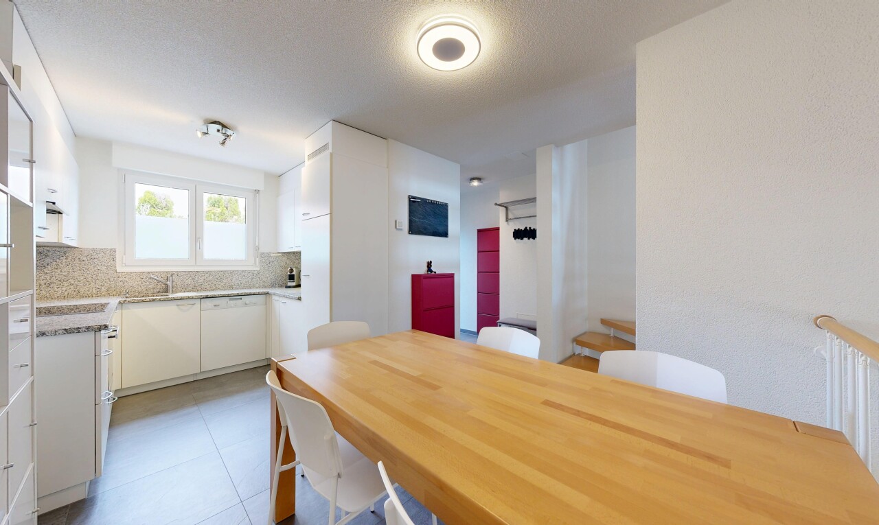 salle à manger avec light floor, lumière naturelle, natural light, inside property, et backsplash
