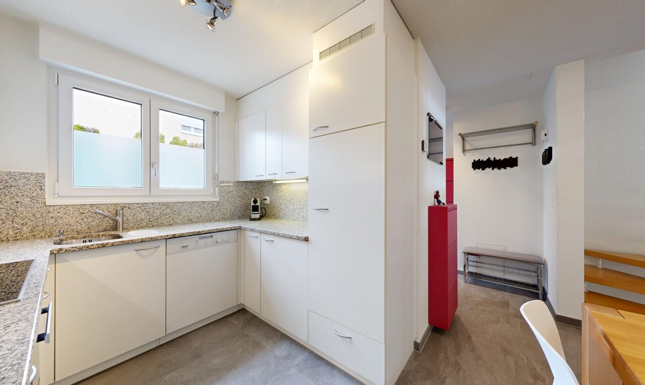 cuisine avec drywall, cloison sèche, light countertops, inside property, et évier