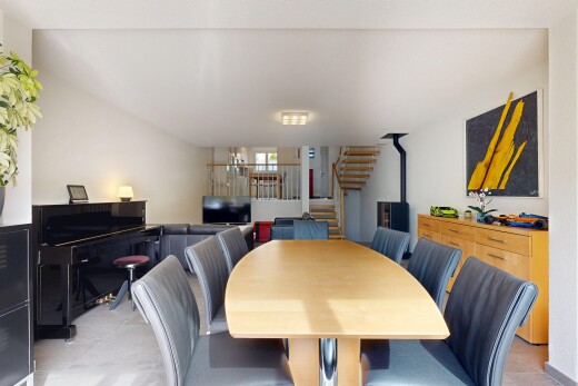 salle à manger avec escaliers, inside property, drywall, cloison sèche, et télévision