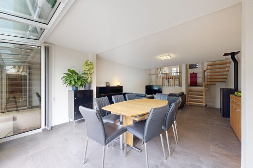 salle à manger avec escaliers, inside property, cloison sèche, drywall, et télévision
