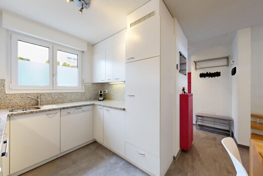 cuisine avec drywall, cloison sèche, light countertops, inside property, et évier