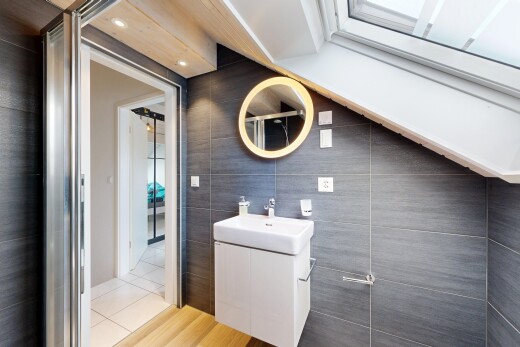 salle de bains avec mur en carrelage, tile wall, lavabo (ou coiffeuse selon le contexte), miroir, et inside property