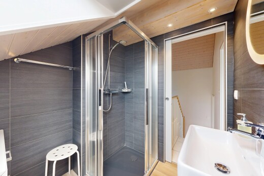 salle de bains avec évier, douche, tile wall, mur en carrelage, et salle de bain complète