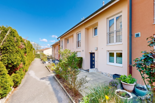 façade avec bardage en stuc, property visible, et day time