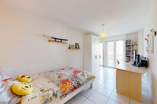 chambre avec lumière naturelle, natural light, inside property, sol en carrelage, et tile floor
