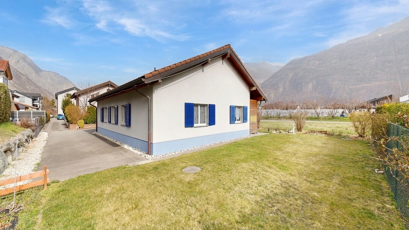 außenansicht mit blick auf die berge, mountain view, from property, stuckverkleidung, und rasen