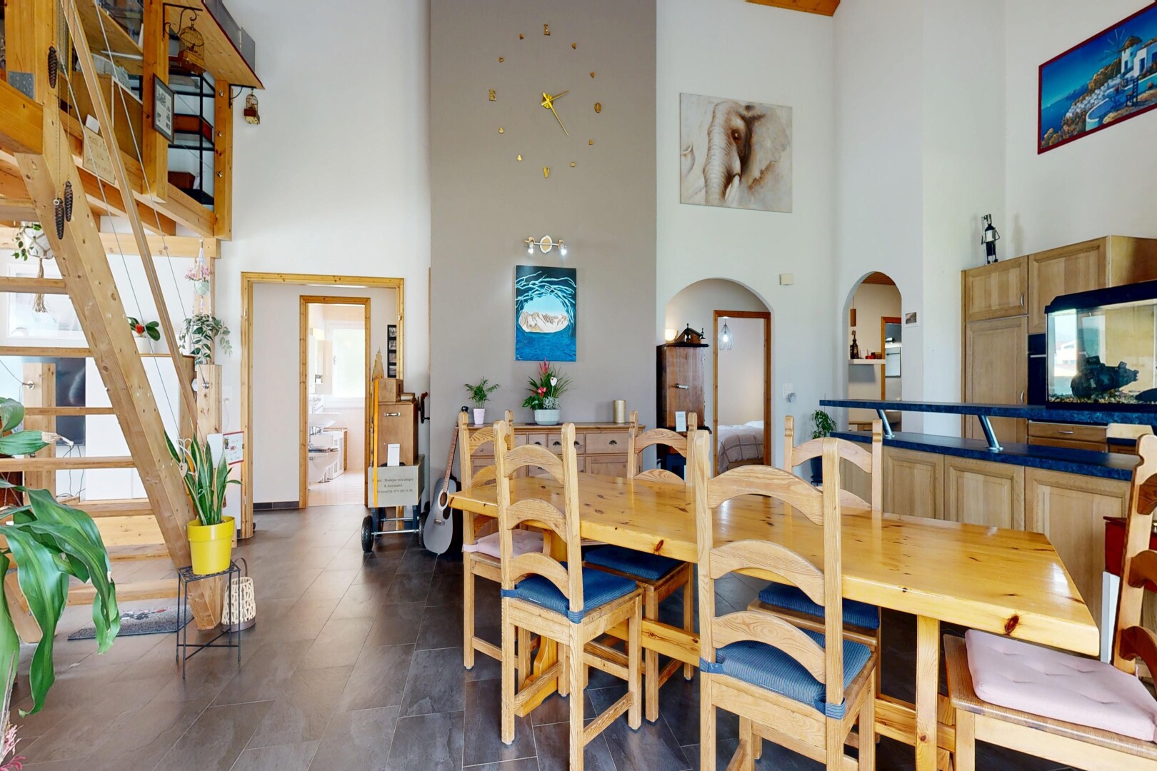 esszimmer mit high ceiling, hohe decke, gewölbte gehwege, drywall, und gipskartonwand