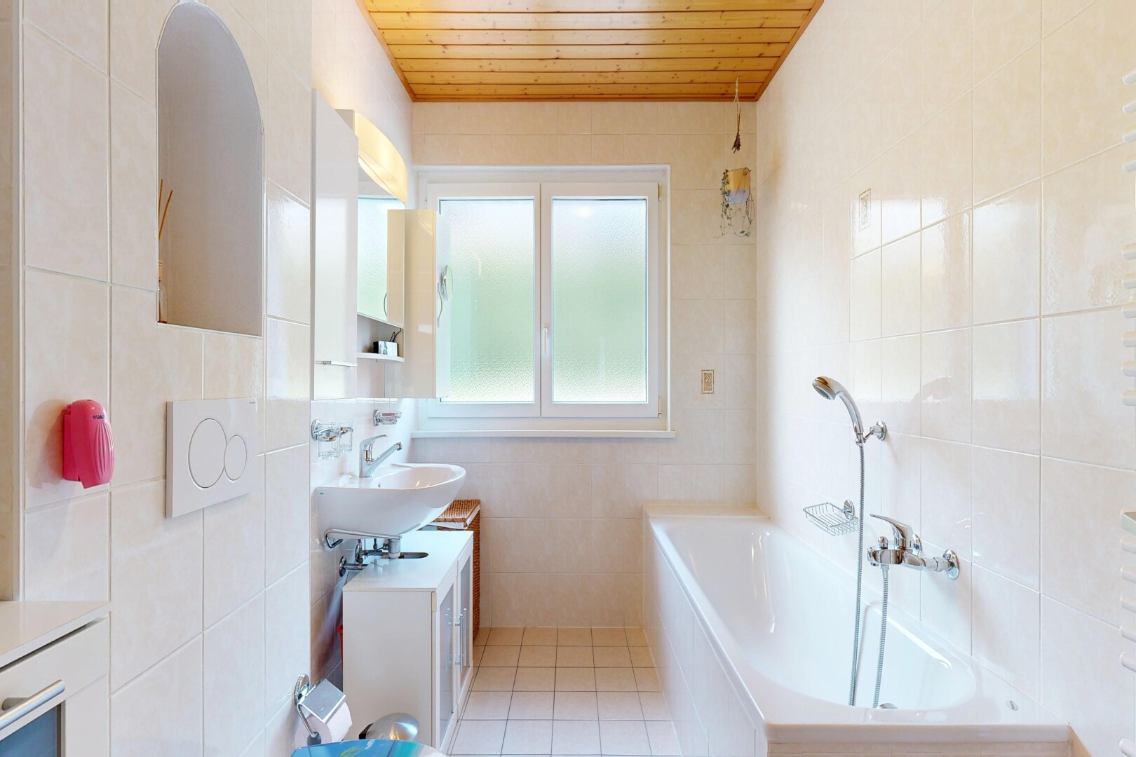 bad mit spiegel, fliesenwand, tile wall, komplettes badezimmer, und light floor