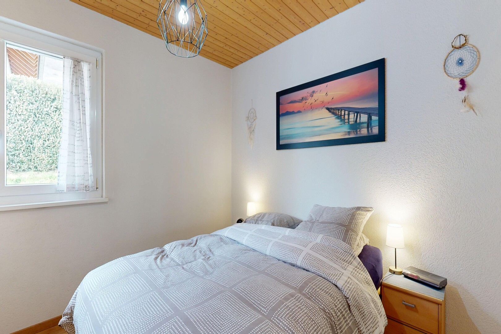 zimmer / schlafzimmer mit inside property, holzdecke, wood ceiling, natürliches licht, und natural light
