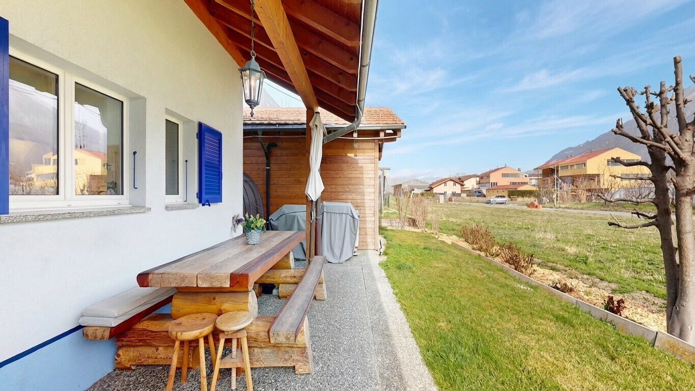terrasse mit rasen, essbereich im freien, from property, day time, und wohngebietblick