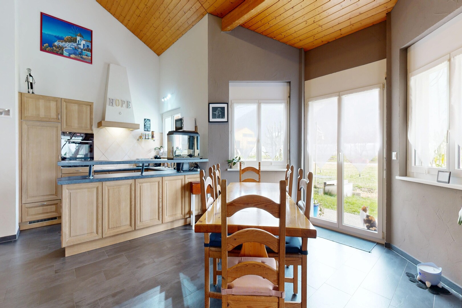 küche mit hellbraune schränke, light brown cabinets, inside property, holzdecke, und wood ceiling