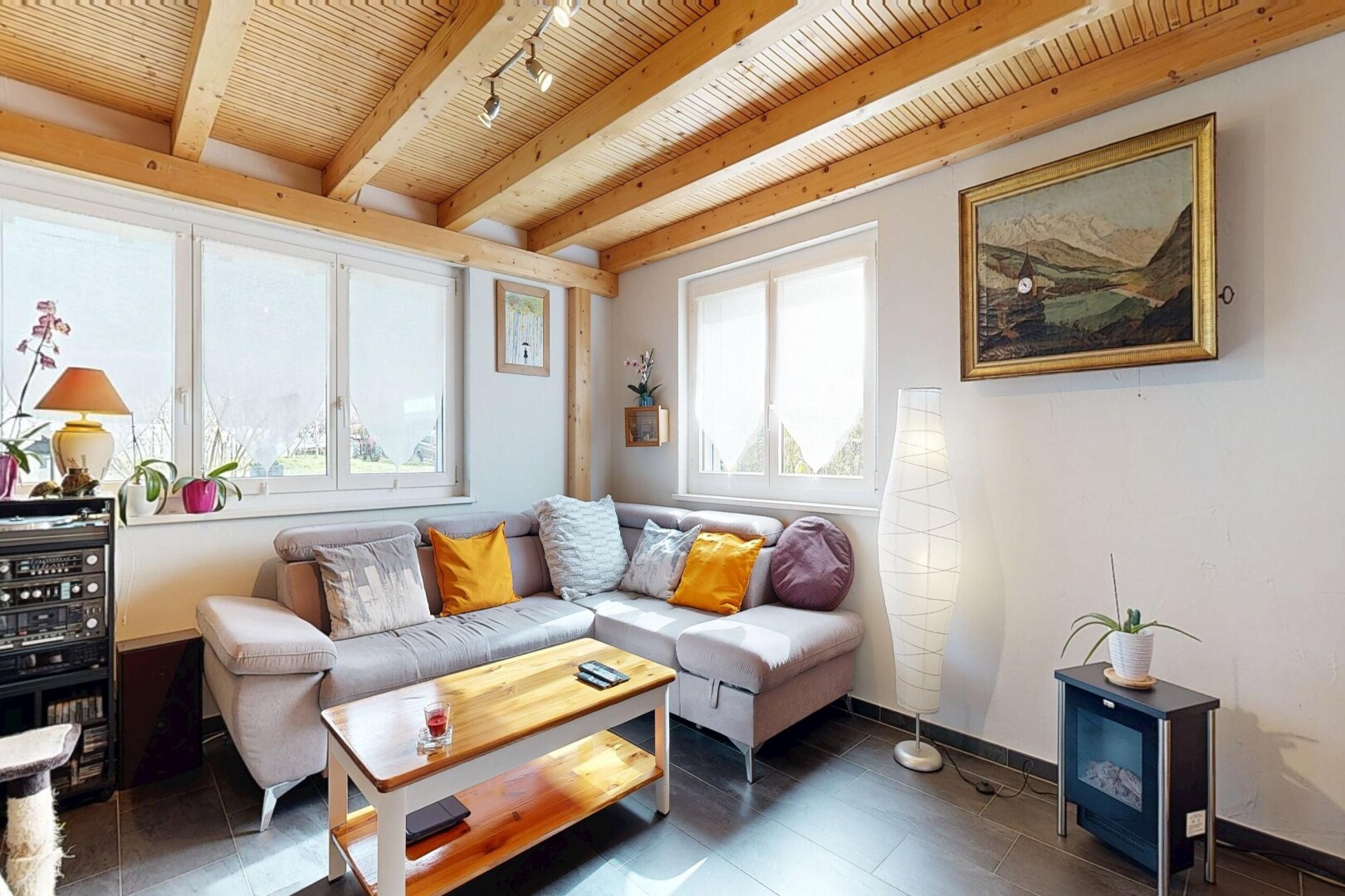 wohnzimmer mit inside property, gipskartonwand, natürliches licht, drywall, und natural light