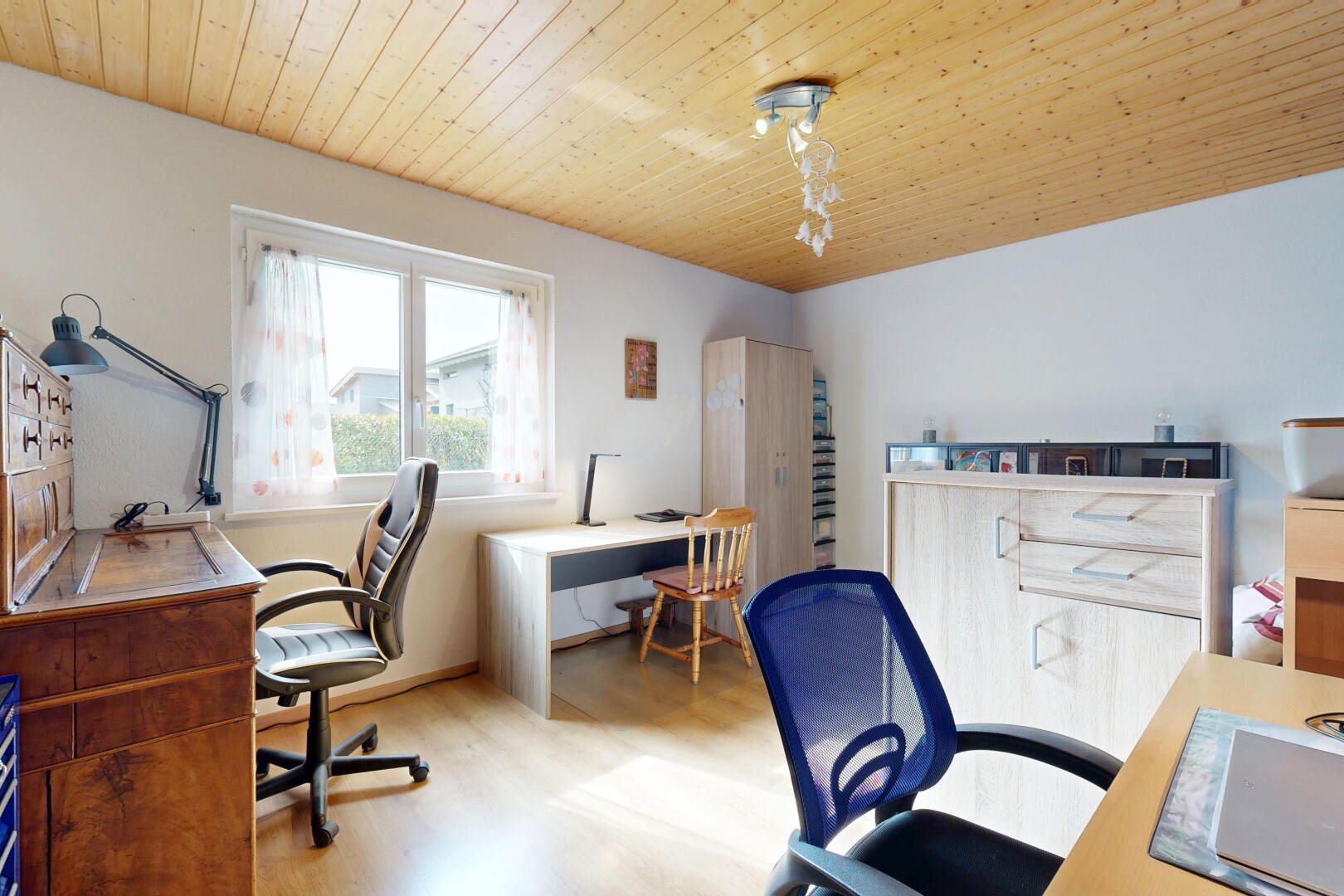 büro mit bürobereich, natürliches licht, natural light, inside property, und holzdecke