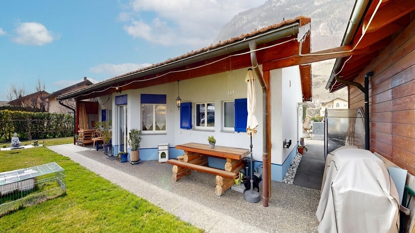 außenansicht mit from property, stuckverkleidung, day time, terrasse, und markise
