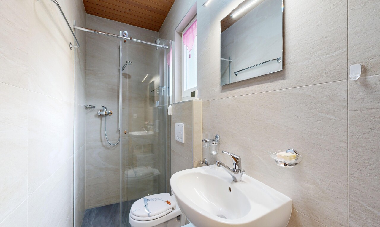 bad mit spiegel, dusche, komplettes badezimmer, inside property, und toilette