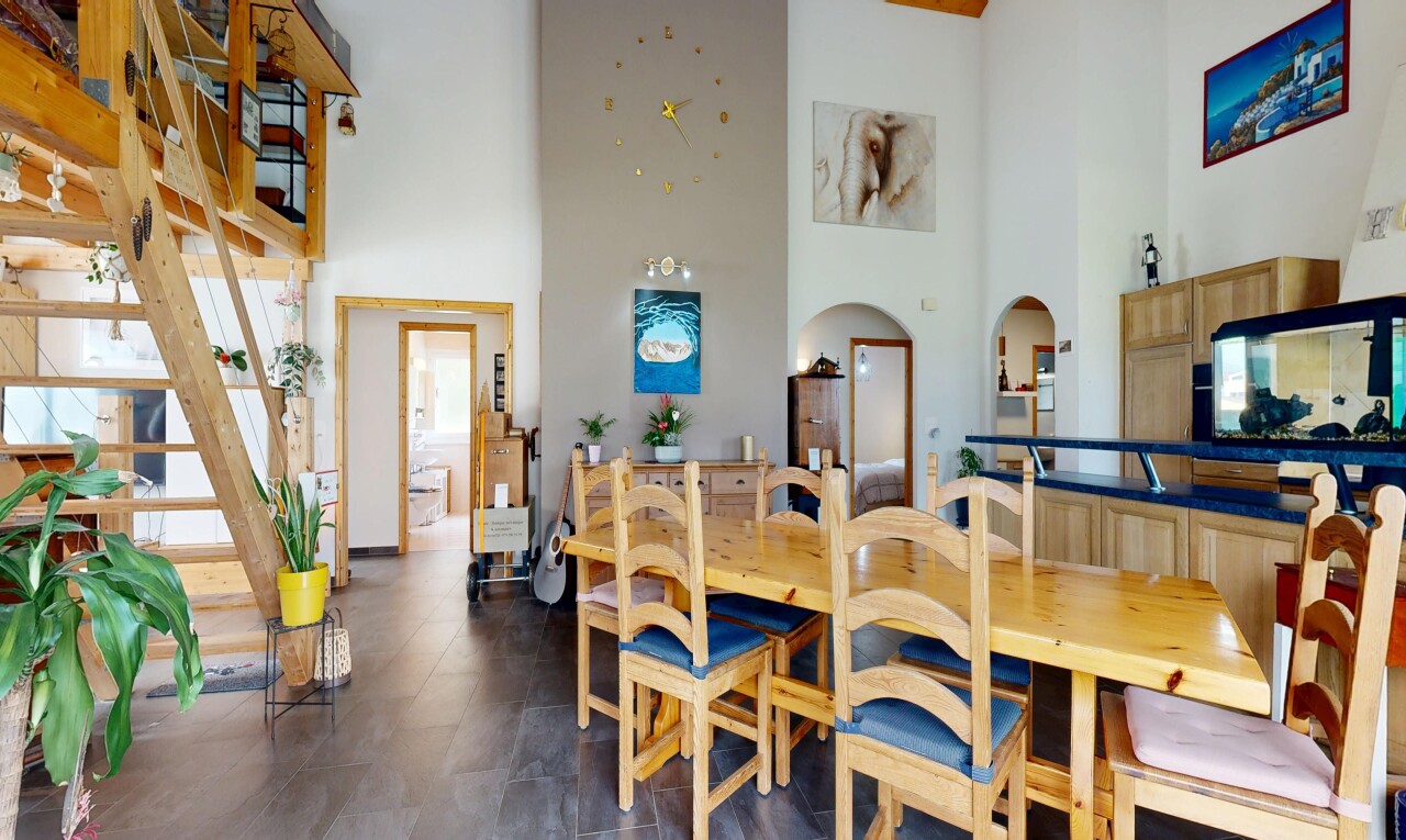 esszimmer mit high ceiling, hohe decke, gewölbte gehwege, drywall, und gipskartonwand
