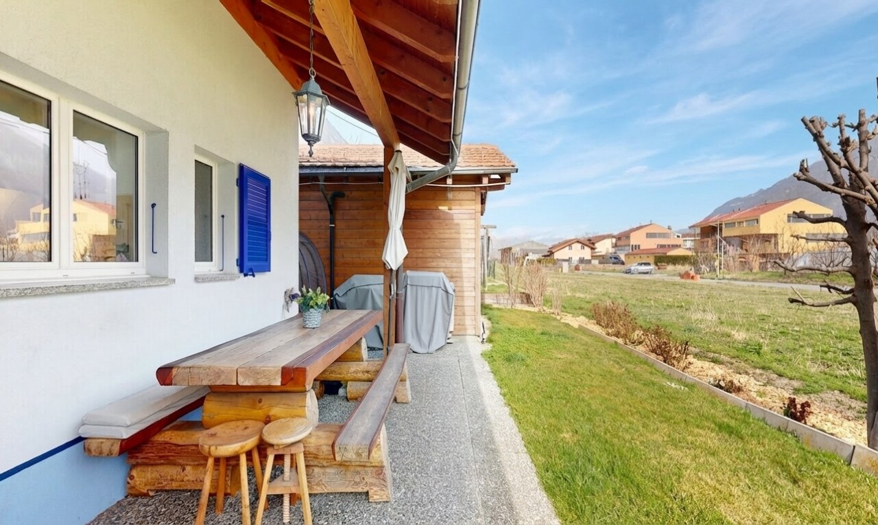 terrasse mit rasen, essbereich im freien, from property, day time, und wohngebietblick