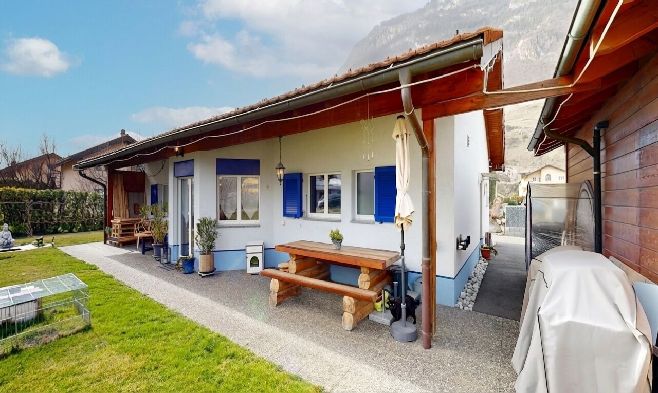 außenansicht mit from property, stuckverkleidung, day time, terrasse, und markise