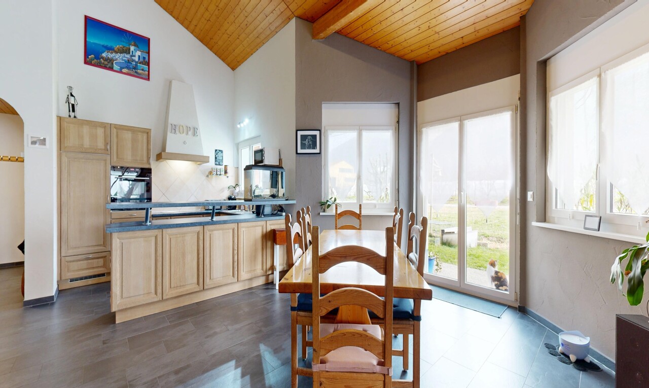 küche mit hellbraune schränke, light brown cabinets, inside property, holzdecke, und wood ceiling
