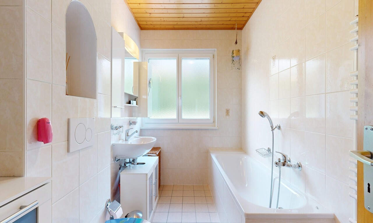bad mit spiegel, fliesenwand, tile wall, komplettes badezimmer, und light floor