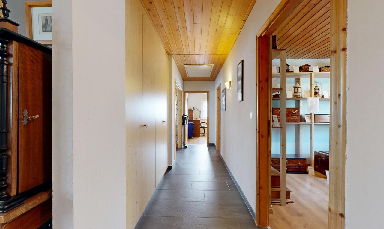 halle / korridor mit inside property, holzdecke, wood ceiling, gipskartonwand, und drywall