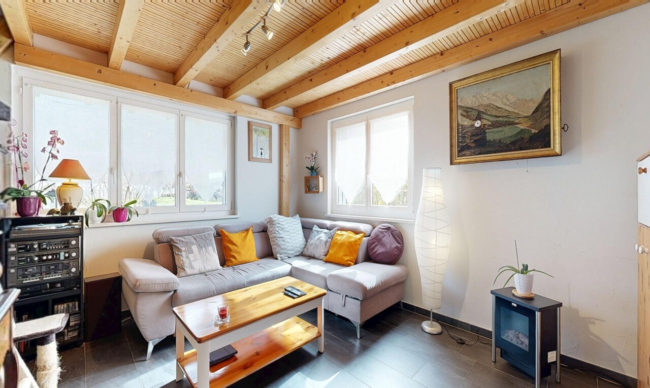 wohnzimmer mit inside property, gipskartonwand, natürliches licht, drywall, und natural light