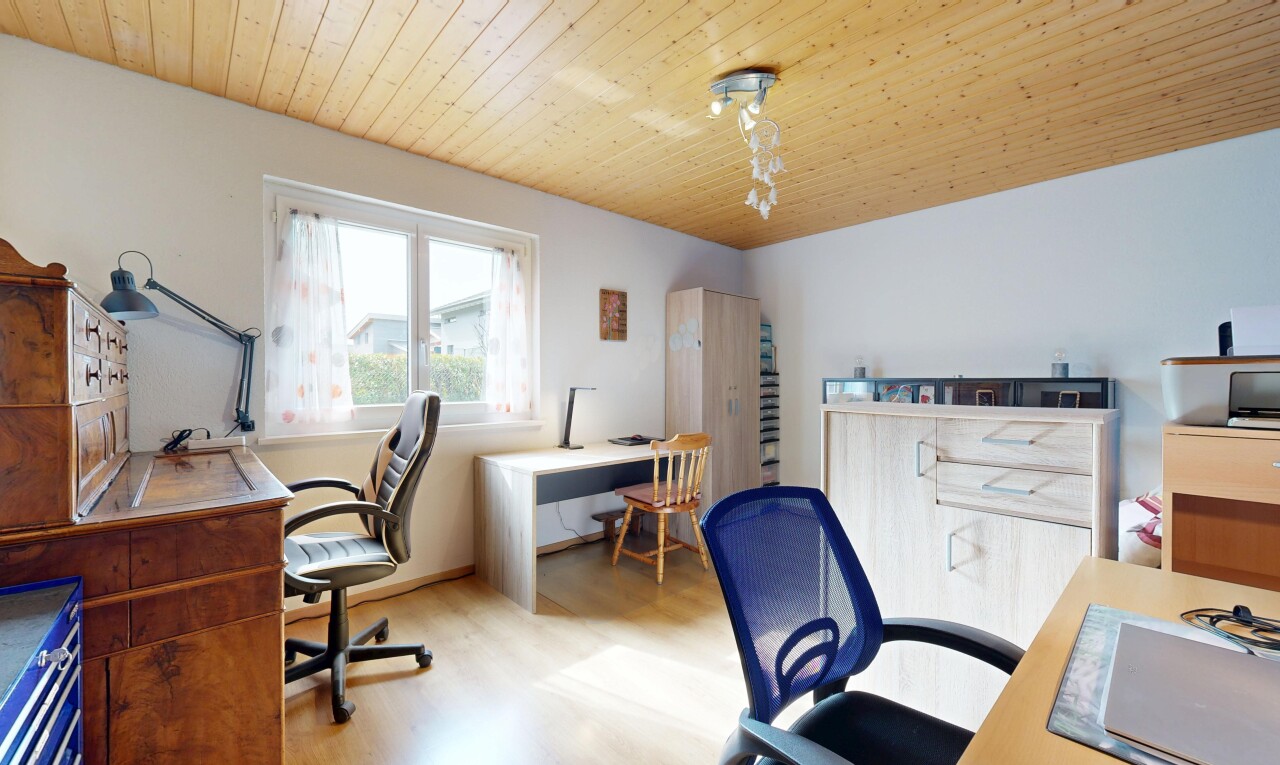 büro mit bürobereich, natürliches licht, natural light, inside property, und holzdecke