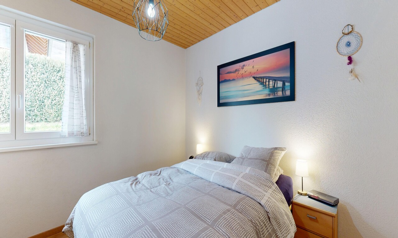 zimmer / schlafzimmer mit inside property, holzdecke, wood ceiling, natürliches licht, und natural light