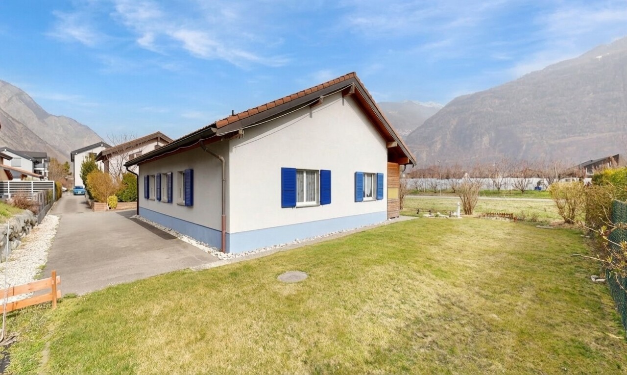 außenansicht mit blick auf die berge, mountain view, from property, stuckverkleidung, und rasen