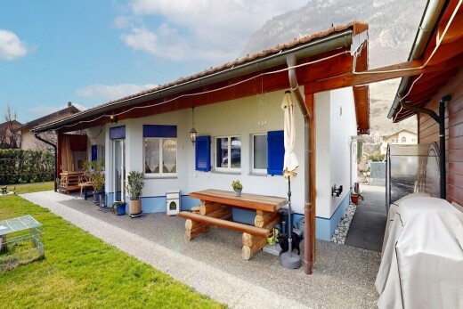 außenansicht mit from property, stuckverkleidung, day time, terrasse, und markise