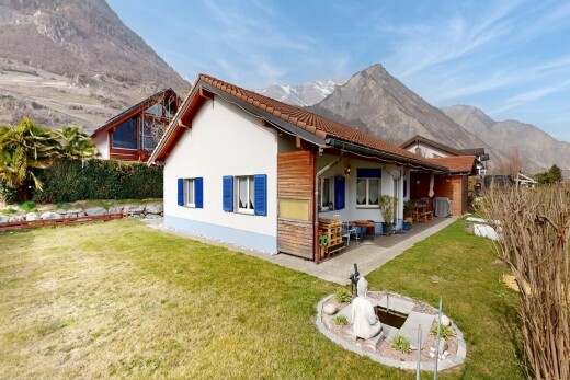 façade avec pelouse, property visible, mountain view, vue sur la montagne, et bardage en stuc