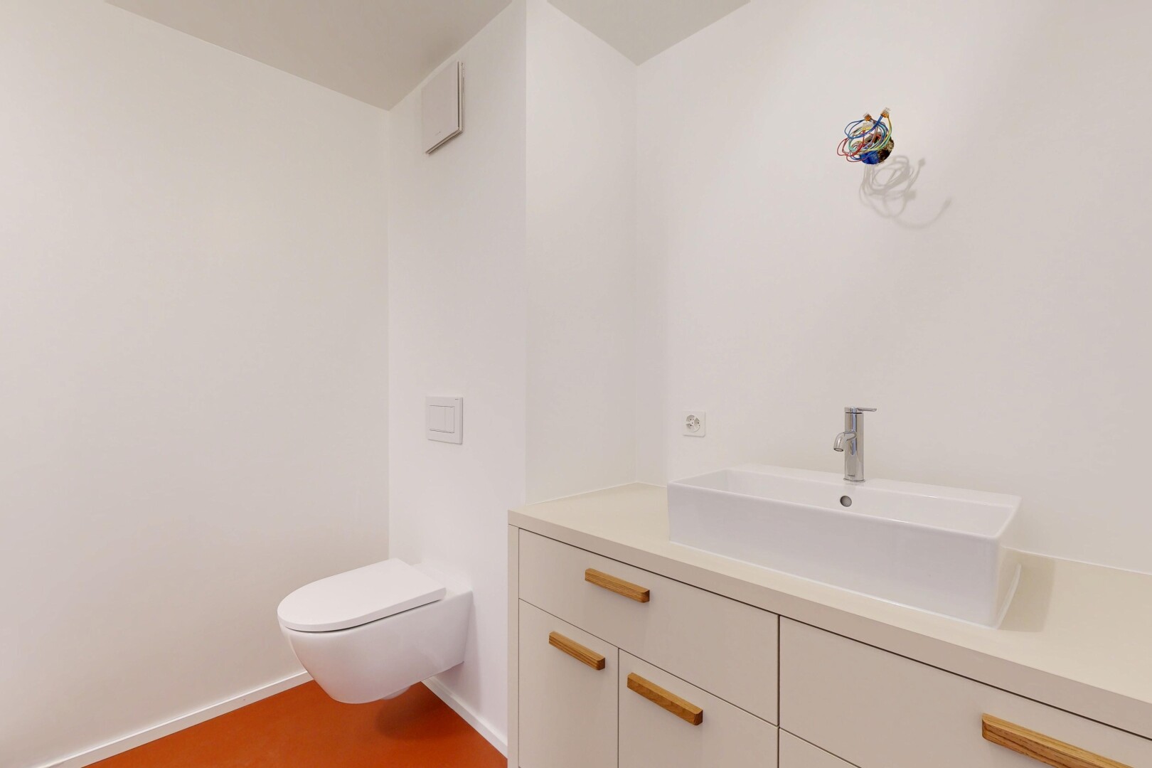 bad mit drywall, gipskartonwand, schminktisch, waschbecken, und inside property