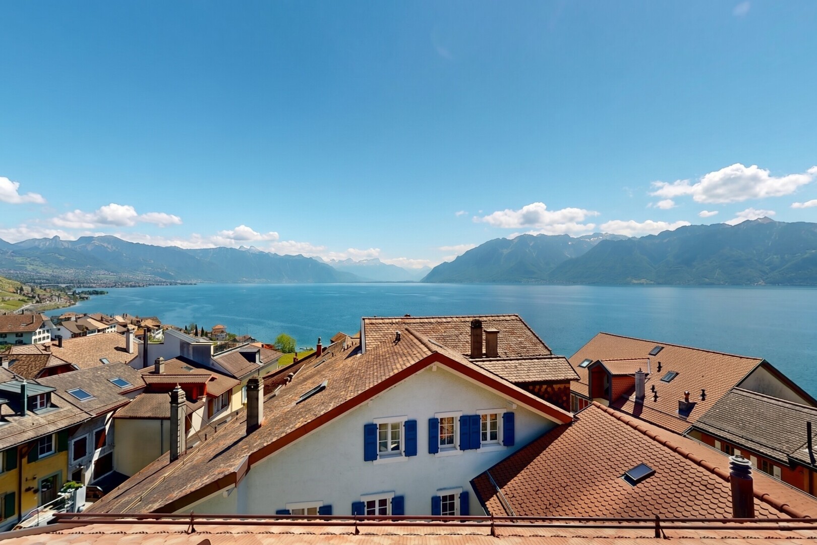 außenansicht mit stuckverkleidung, mountain view, blick auf die berge, day time, und water view