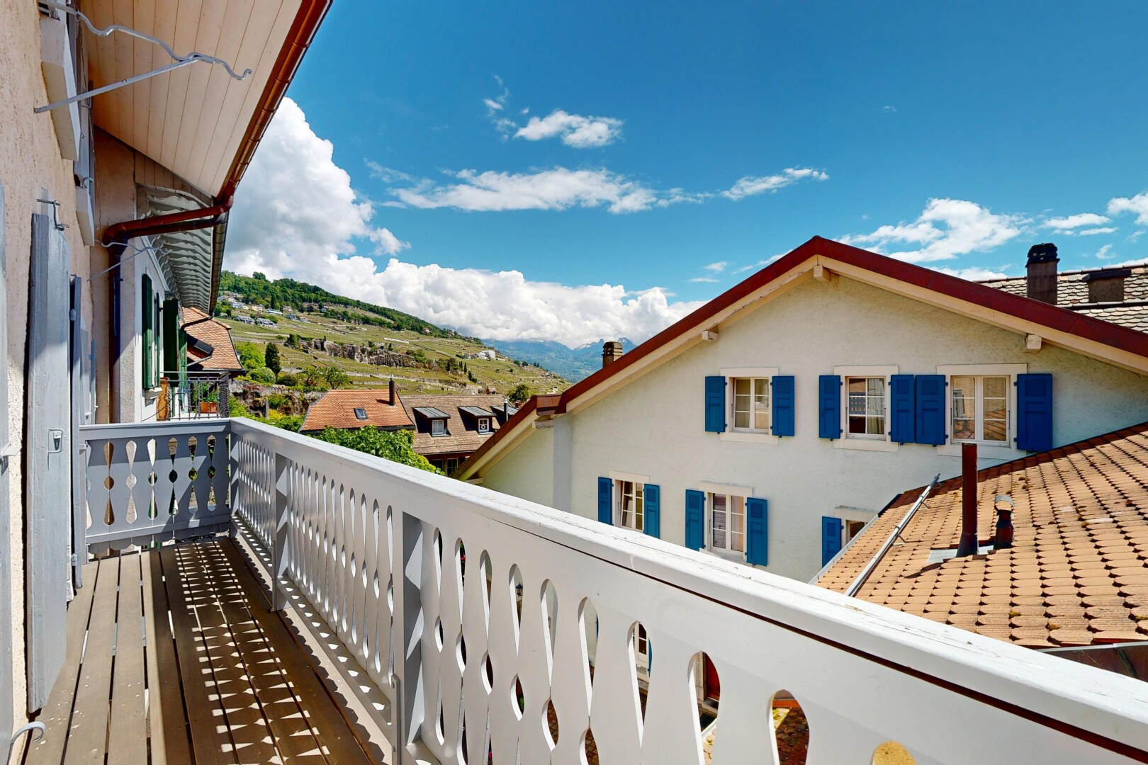 balkon mit balkon, from property, und day time