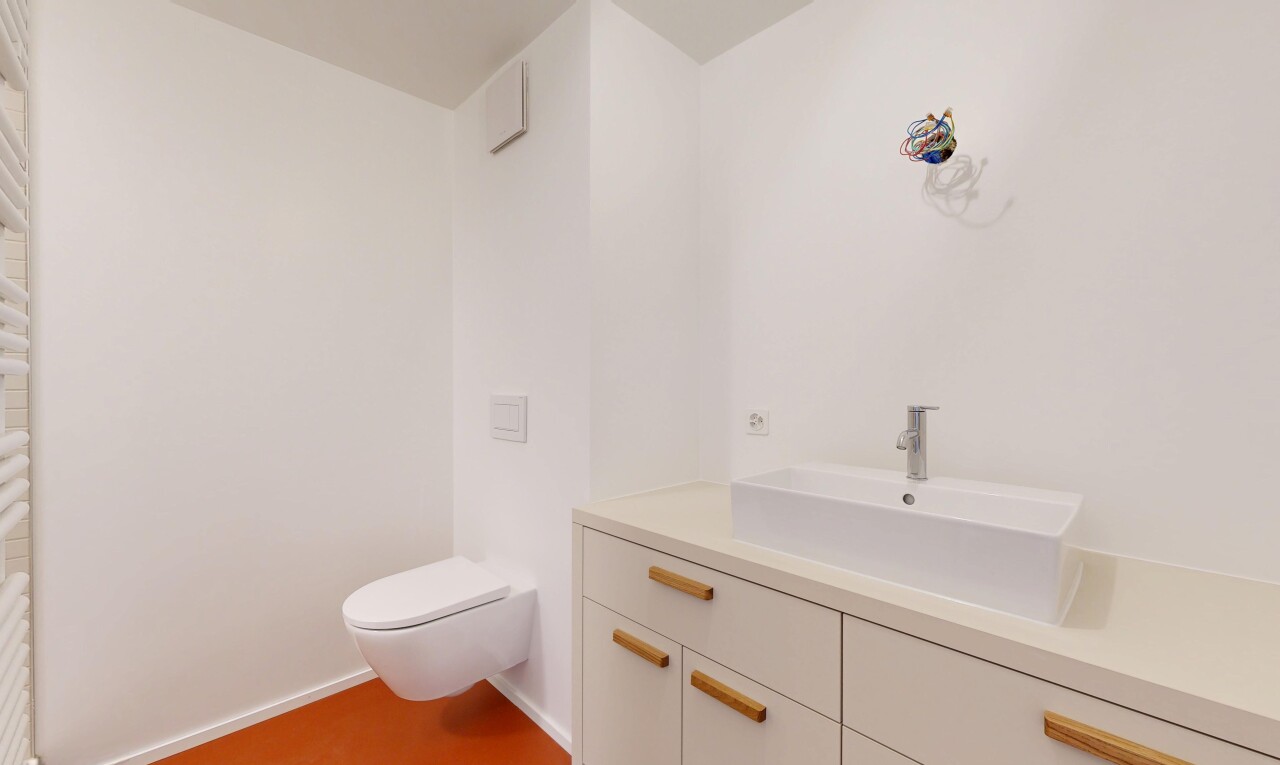 bad mit drywall, gipskartonwand, schminktisch, waschbecken, und inside property