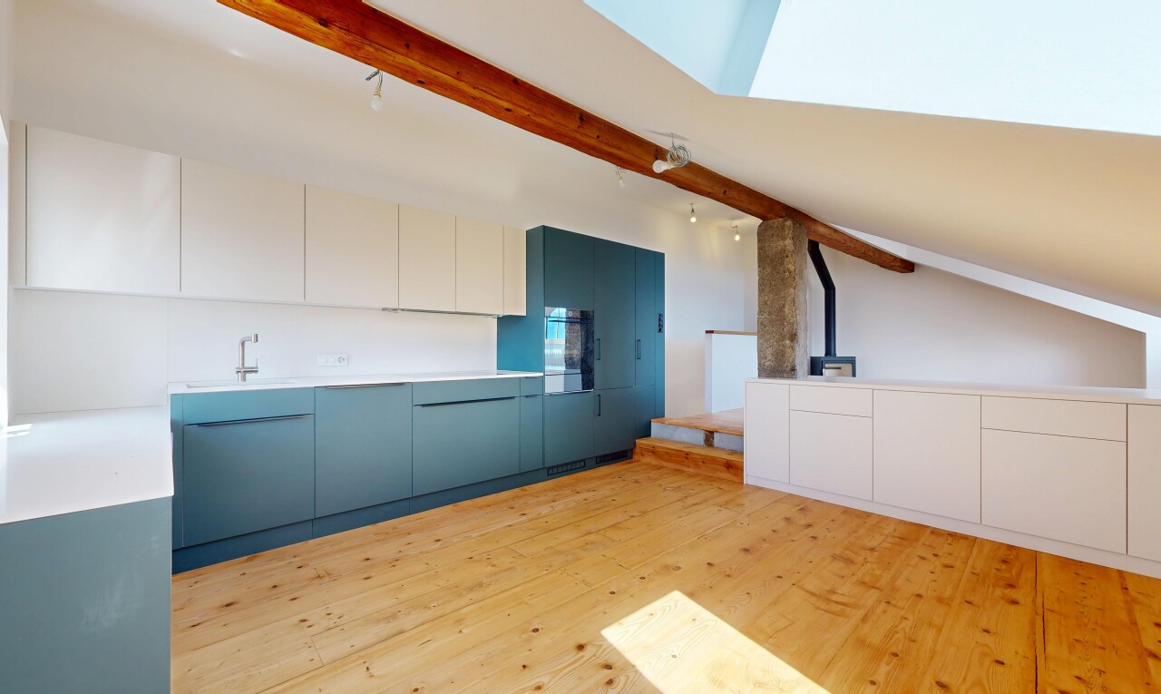küche mit holzfußboden, wood finish floor, schränke mit flachen paneelen, flat panel cabinets, und light floor
